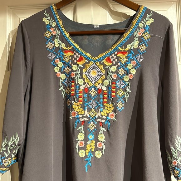 Embroidered Blouse 3/4 sleeves - Picture 3 of 11